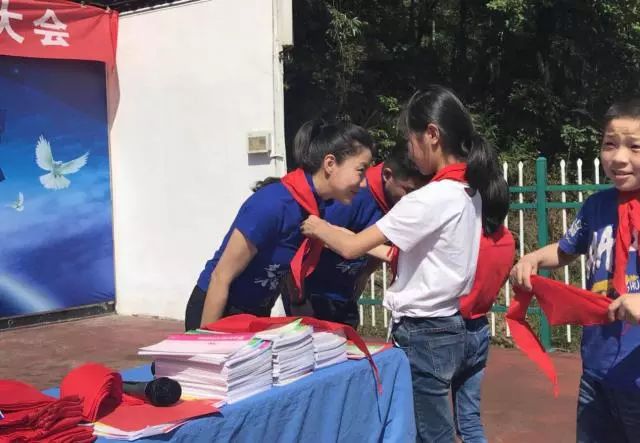 1528892594980322jx8Q.jpg 戴紅領巾.jpg